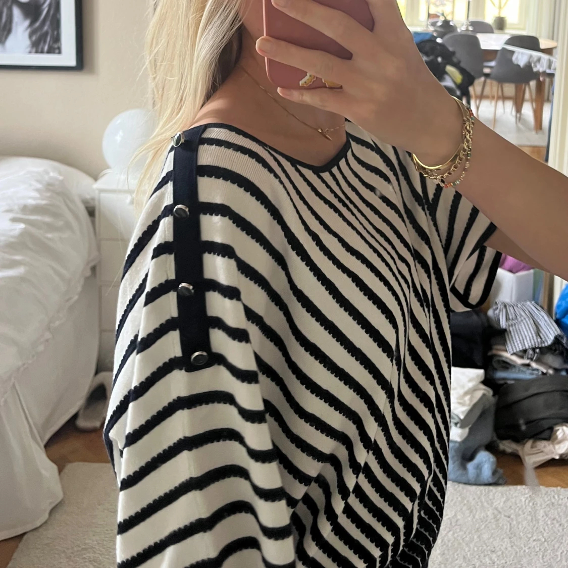 Randig vit och svart stickad tröja - 1