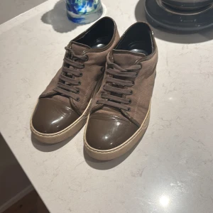 Bruna sneakers från Lanvin - Ett par lanvins i okej skick, lite slitage på hälarna men inget man ser eller tänker på när dem används. Inga stora defekter på tån. 