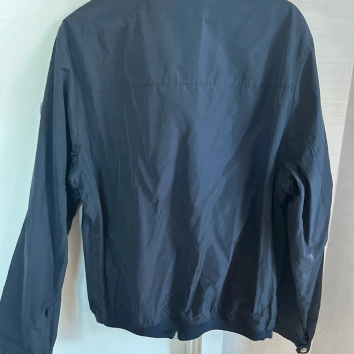 Svart vindjacka med dragkedjor - 2