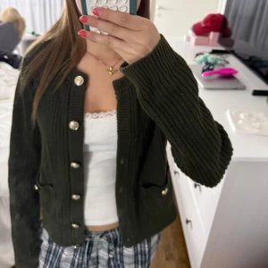 Mörkgrön kofta  - Supersnygg och mysig grön kofta från Hm med guldknappar, den är inte mycket använd och har inga defekter🥰🥰 