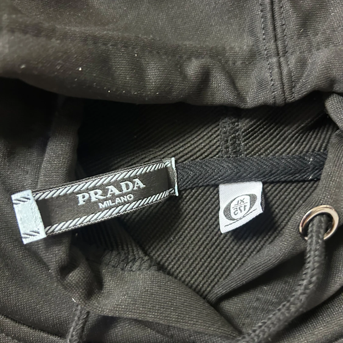 Svart hoodie från Prada med logga - 2