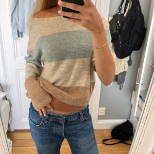 Randig stickad tröja  - Supergosig stickad tröja med breda ränder🩷 tryck gärna på köp nu så fraktar jag fort!!