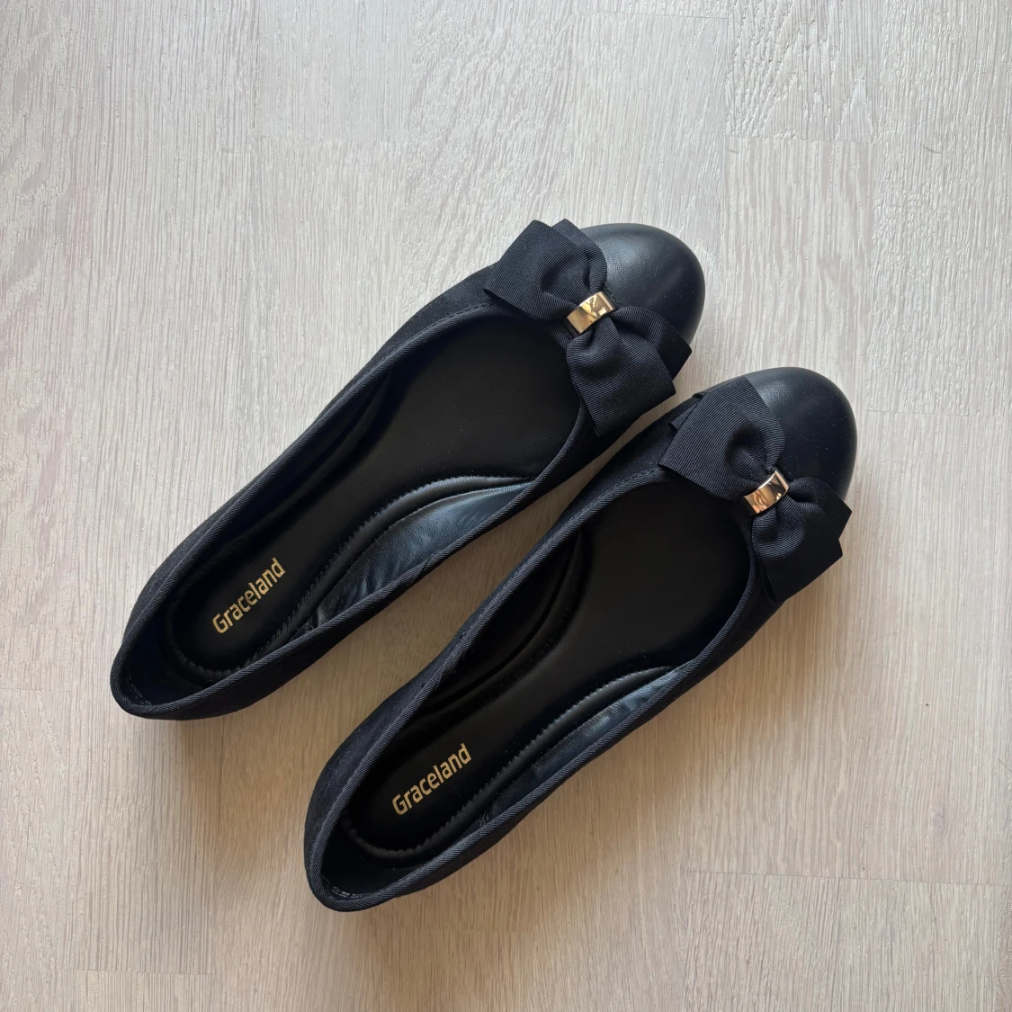 Svarta ballerinaskor med rosett från Graceland - 1