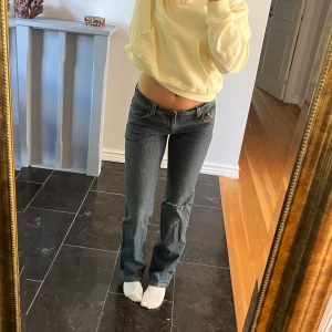 Jätte fina jeans med hål - Jeansen är i mycket bra skick ifrån diesel! De är lågmidjade och skulle säga att de är raka❤️ Det står inte vilken storlek det är på de men skulle säga att de är xs-s❤️