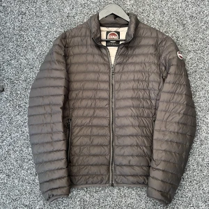 Colmar jacka - Sjukt snygg colmar jacka som är tunn nog för att passa perfekt nu till hösten som är runt hörnet | självklart äkta | riktigt snygg mörkgrå färg | skick:8,5/10 | size 52 motsvarar M-L | hör av dig vid frågor!  | Postar samma dag som köp🤩