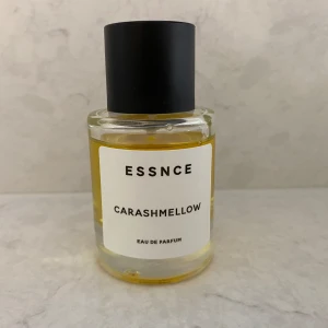 ESSNCE Carashmellow Eau de Parfum - Parfymflaska från ESSNCE med doften Carashmellow. 50ml tagit några sprut .