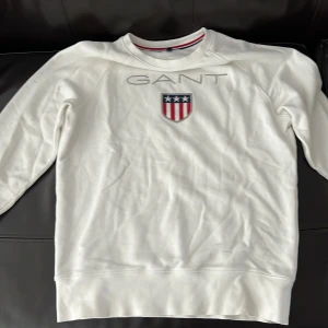 Gant tröja  - Säljer en vit gant tröja i storlek M, nyskick  använts ett fåtal gånger