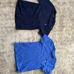 2 stycken Ralph lauren T-shirts i storlek S, dom är i bra skick och inget som är trasigt  - Två klassiska t-shirts från Polo Ralph Lauren, en i marinblått och en i klarblått. Båda har rund hals, kort ärm och den ikoniska broderade loggan på bröstet. Sköna och stilrena i mjuk bomull, perfekta till jeans eller shorts.