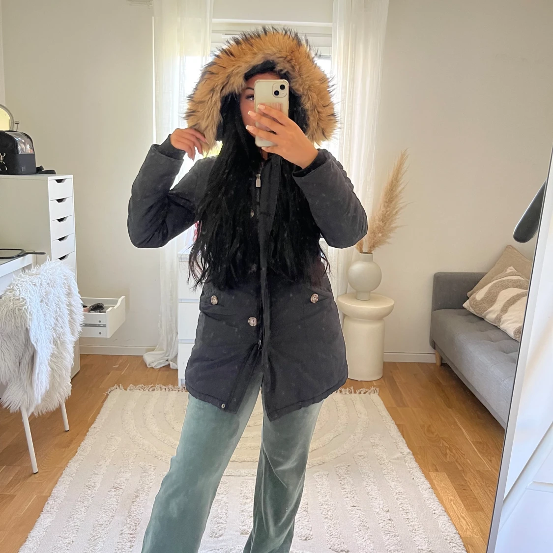 Svart parkasjacka med päls 