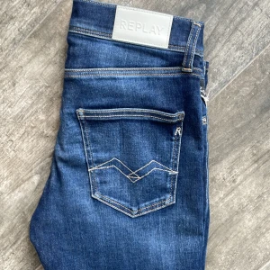 Blåa Replay Jeans - Säljer dessa tvärfeta Replay jeans då dom börjar bli för små. Modellen är Wallys som är slim fit. Ställ vänligen frågor och pris kan diskuteras 👀🔥🍾.