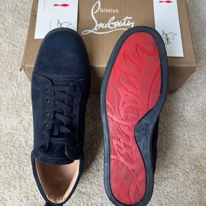 Mörk blåa louboutins - Storlek 44, riktigt bra skick, nästan aldrig använda. Priset är inte ristat i sten. Skriv om ni har några frågor!