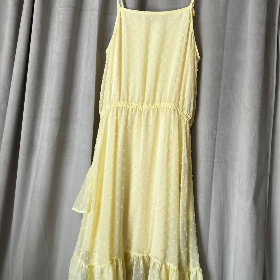 Ljusgul prickig volangklänning KappAhl - 4