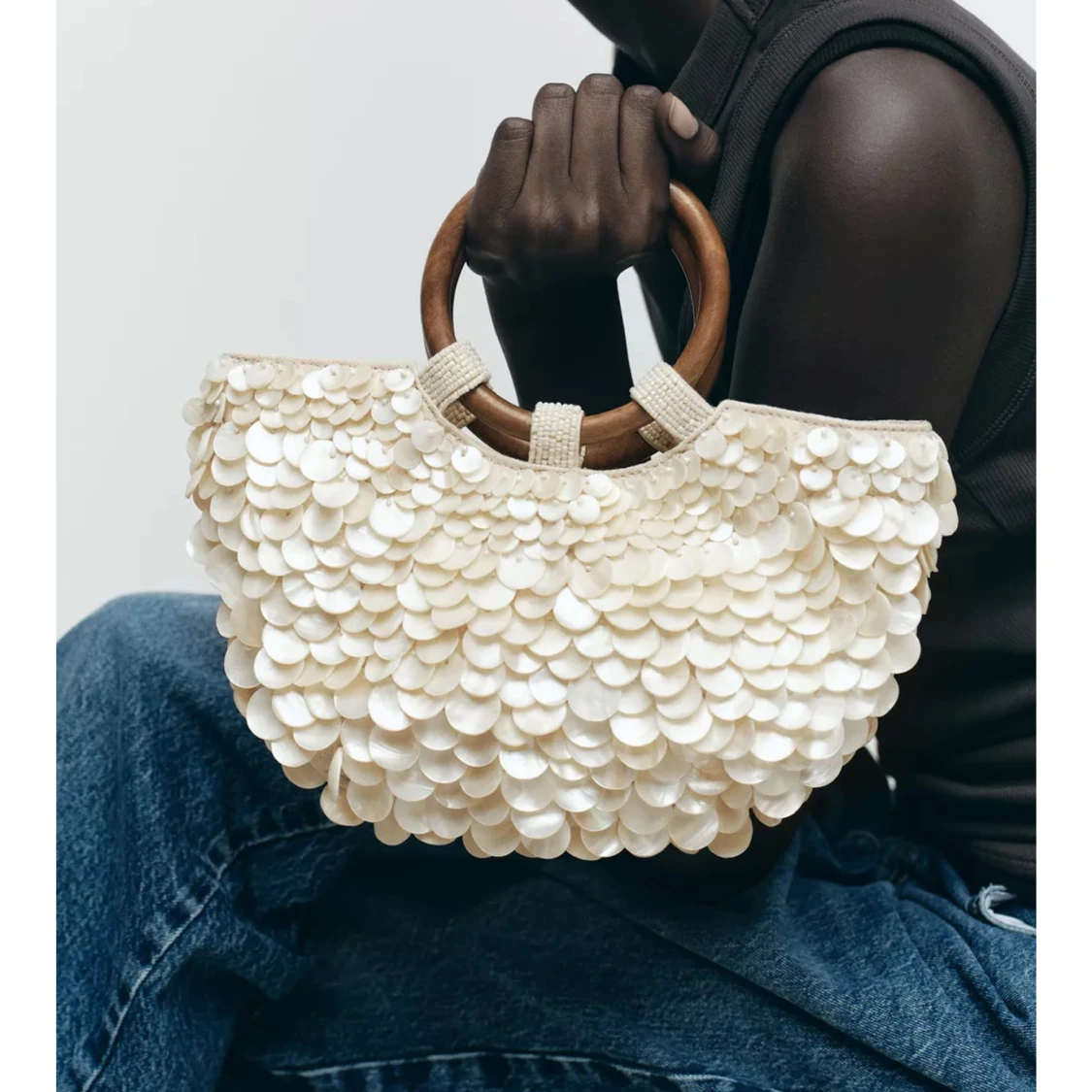 Vit handväska med paljetter och trähandtag - 1