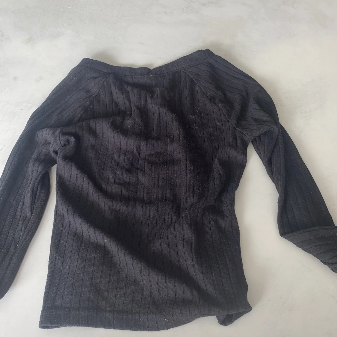 Svart ribbad blus med knappar - 1