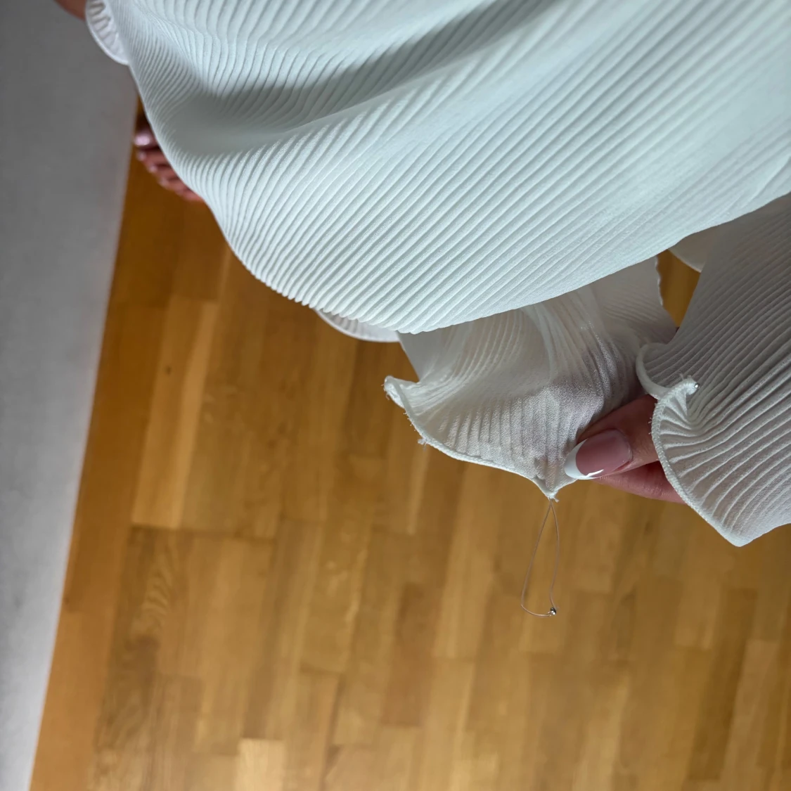 Vit kortklänning med volangärmar - 3