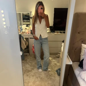 Midrise jeans Zara - Sååå snygga midrise jeans från Zara i stolen 38💙💙