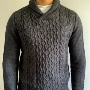 Stickad tröja - Säljer den här jätte snygga stickade tröjan i storlek S men passar även M. Tröjan är skön snygg och varm så perfekt nu när det blir lite kallare, priset är inte fast utan kan diskuteras!