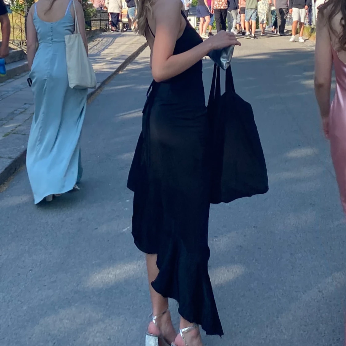 Svart långklänning med volang och snörning - 1