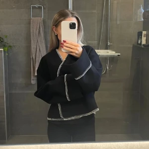 Svart kappa - Svart kappa från Gina med vita sömmar, skriv om ni vill ha fler bilder 