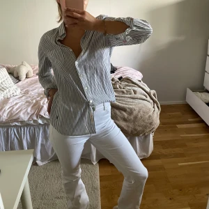 Skjorta  - Skjorta med blåvita ränder