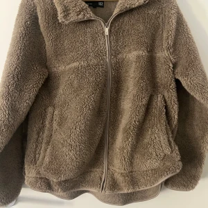 Beige teddyjacka från lager 157, stl M - Supermjuk och fluffig teddyjacka i beige från lager 157. Jackan har dragkedja framtill, två fickor använd fåtal gånger 