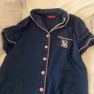  Pyamas Victoria's Secret - Mörkblå skjorta från Victoria's Secret med korta ärmar är i XL men sitter mer som M och passsr mig som brukar ha S