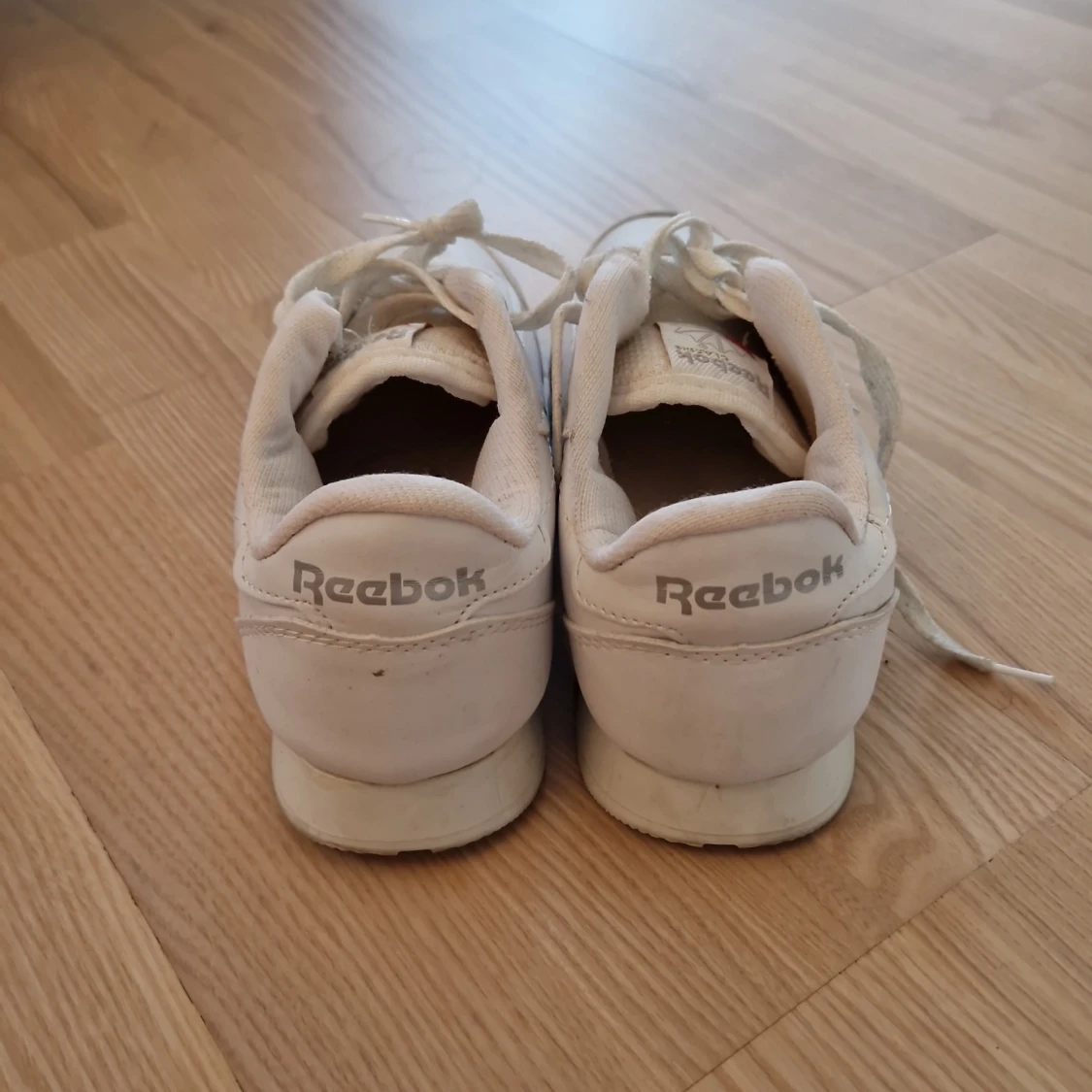 Vita Reebok Classic sneakers i skinn - 2