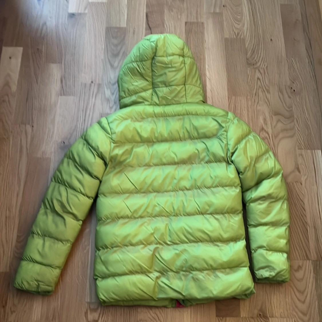 Grön pufferjacka med rosa detaljer - 3