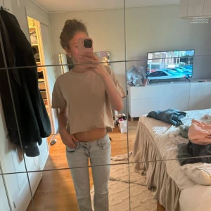 Ljusblå jeans med låg midja - Snygga jeans från pull and bear! Har en slitning de bild två!❤️