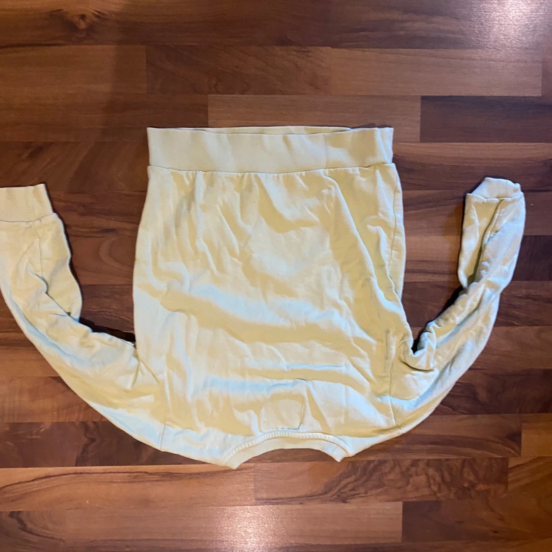 Ljusgul sweatshirt med rund hals - 1