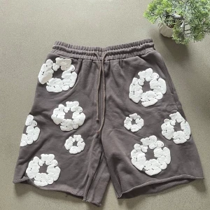 Denim Tears shorts -  Brand: [Brand name] 📐 Size: L 🎨 Color: Brown 🧵 Material: 100% Cotton 👕 Fit: Regular 📏 Length: Regular ⭐ Condition: New with tags ⚠️ Defects: None