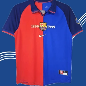 Barcelona jubileumströja Nike 1999 - .Produkttyp: Sport-T-shirt Produktklassificering: Klassiska T-shirts Material: 100 % polyester Storlekar: Finns i alla storlekar (S till 2XL) Färg: Röd och blå Längd: Kort till midjan Namn- och nummertryck finns tillgängligt Spelarklassificering: Sitter åtsittande mot kroppen. Beställ en större storlek om du föredrar en lösare passform. För tvättinstruktioner, vänligen kontakta oss privat
