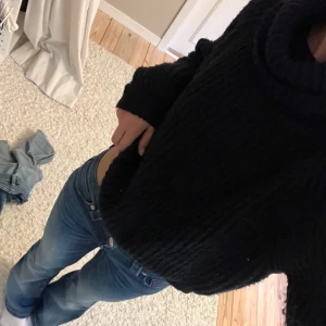 Svart stickad tröja med polo krage  - Säljer denna mysiga höstliga tröjan💞💞Är köpt på barnavdelning men sitter perfekt på mig som är XS💞 så passar S-XXS