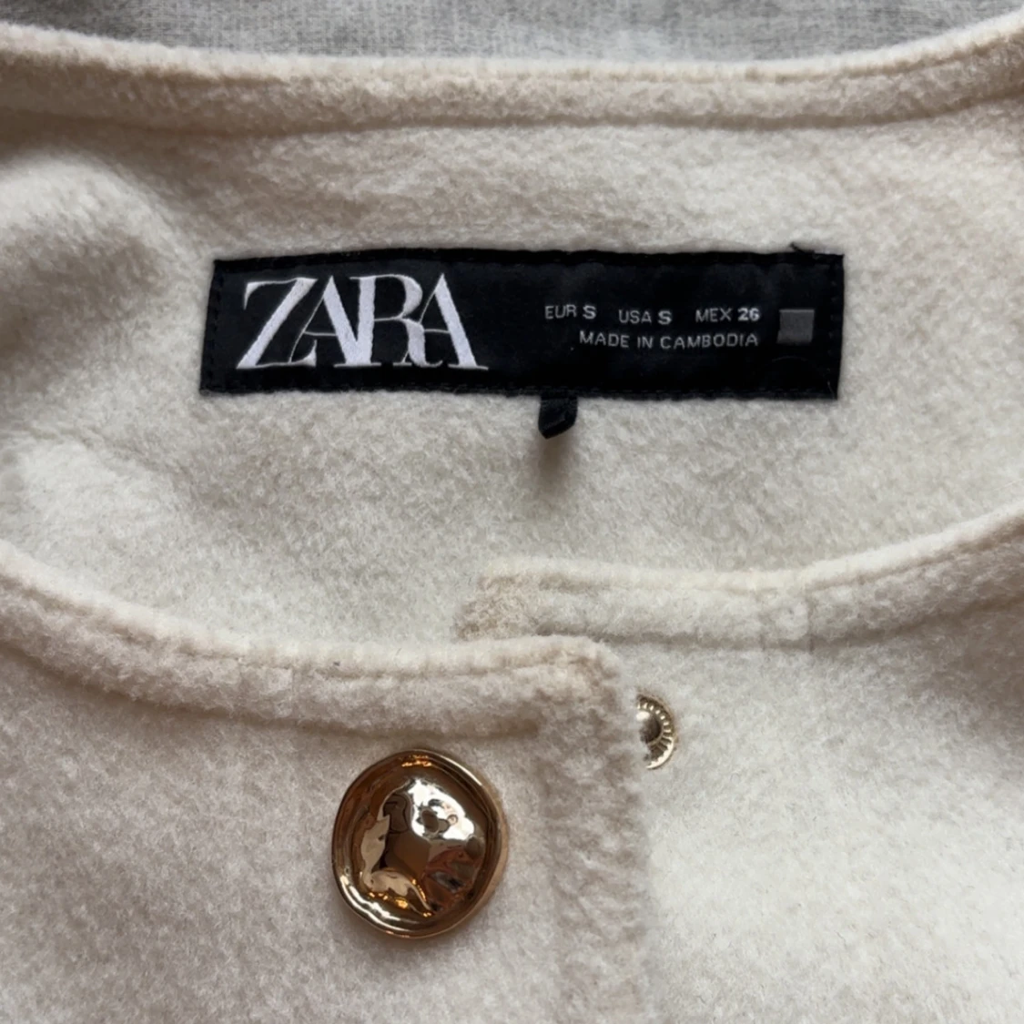 Beige jacka från Zara med guldknappar - 2