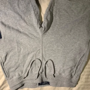 Grå mjukisbyxor Abercrombie & Fitch S - Ljusgrå mjukisbyxor från Abercrombie & Fitch i storlek S. Byxorna har snörning i midjan, ribbade muddar och en bakficka. Tillverkade i mjukt bomullsmaterial för maximal komfort.