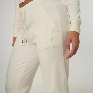 Krämvita mjukisbyxor med snörning - Vita juicy couture mjukis byxor 