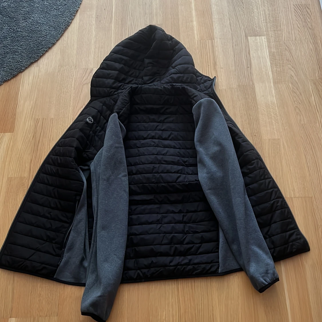 Svart hybridjacka med huva från Jack and Jones - 1