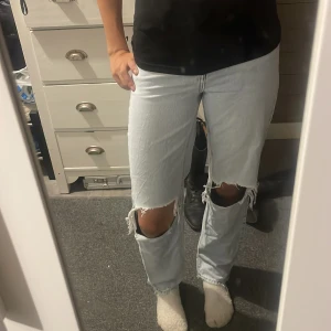 Jeans med hål i - Super snygga jeans med hål i framtill! (Dom är midwaist) Dom är i strl 158, passar mig som är 167, har xs i jeans!👖dom är i bra skick men slitna längst ner.