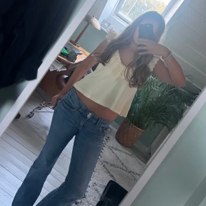 Jeans från Ginatricot💕 - Jeansen är från Ginatricot och är väl använda. De har några slitningar som trådar som gått upp och är i storlek 158🫶 Säljer även dessa för att de är för korta💕 