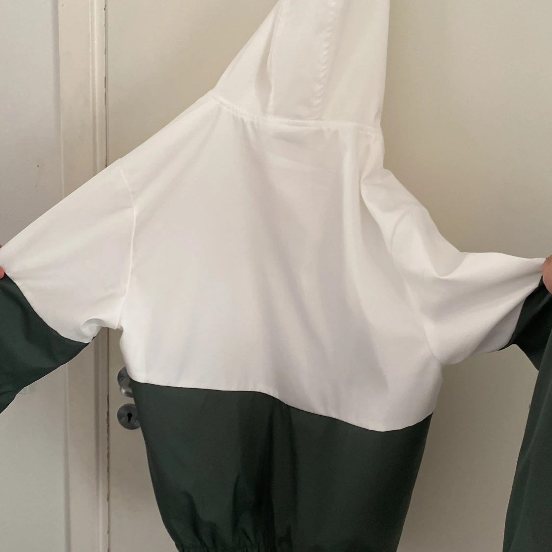 Vit och mörkgrön vindjacka med huva - 1