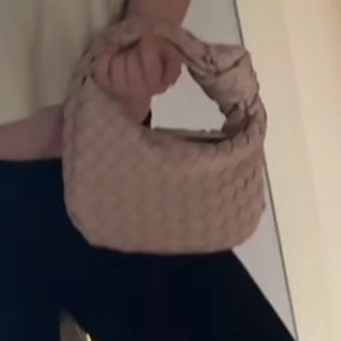 Beige flätad axelväska i skinn - 1