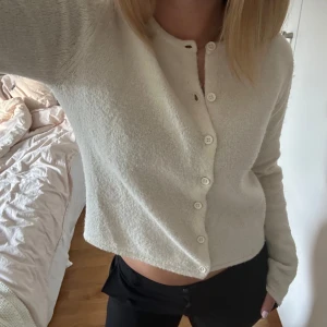 Beige croppad kofta med knappar - Säljer en fin beige kofta från Gina i storlek S. Använt hyfsat mycket men den är ändå i bra skick. 