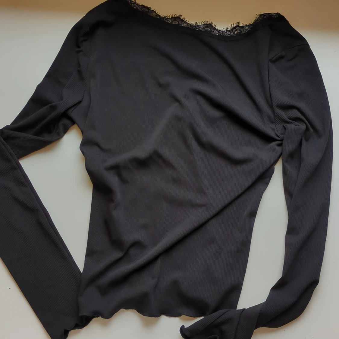 Svart ribbad topp med spets  - 1