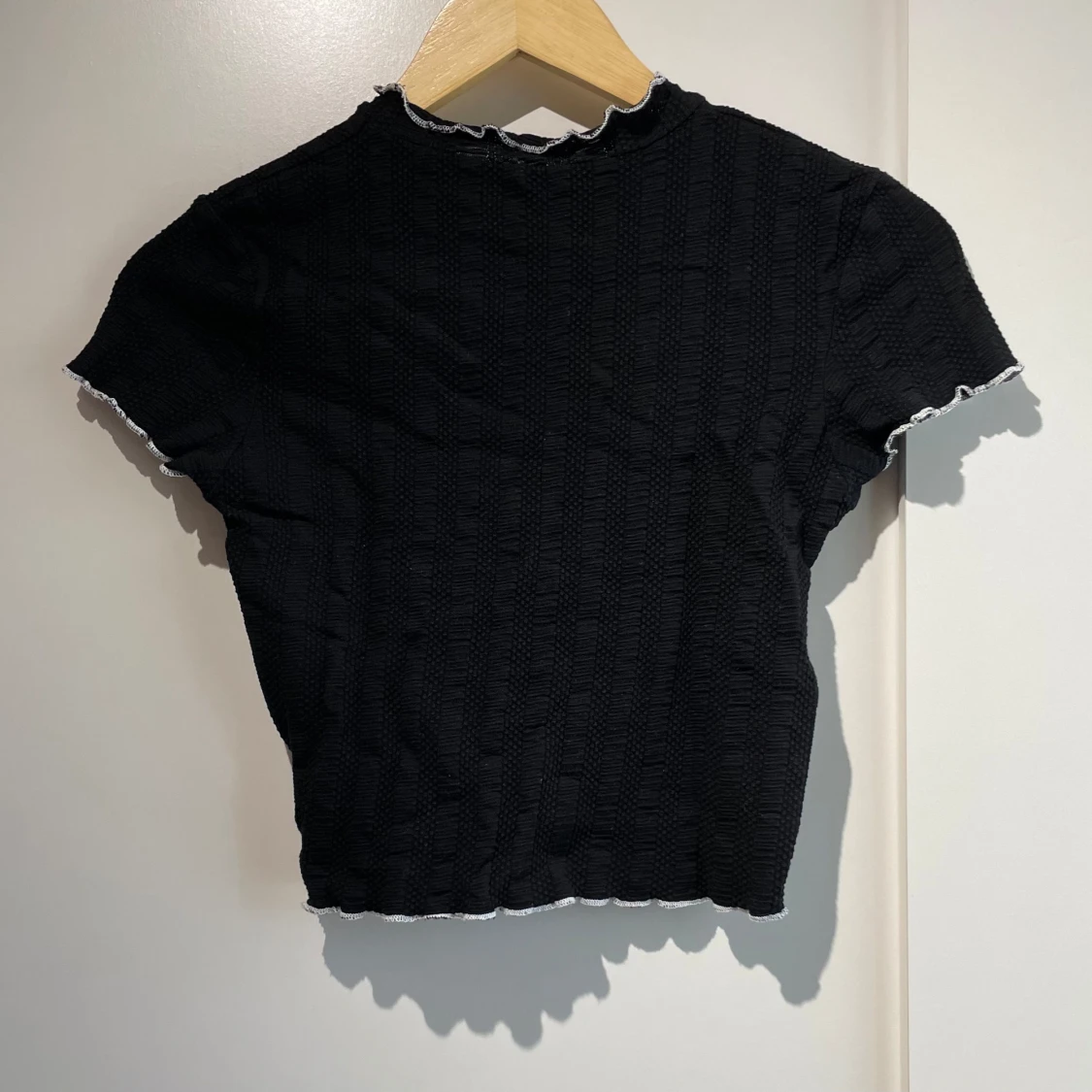 Svart ribbad croppad topp - 1