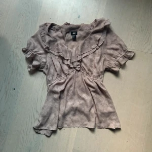 Rosa blus - Supersöt, passar storlekarna XS till möjligvis XL(som står på lappen) då den är liten i storleken. har själv storlek S och den sitter fint, men inte supertight