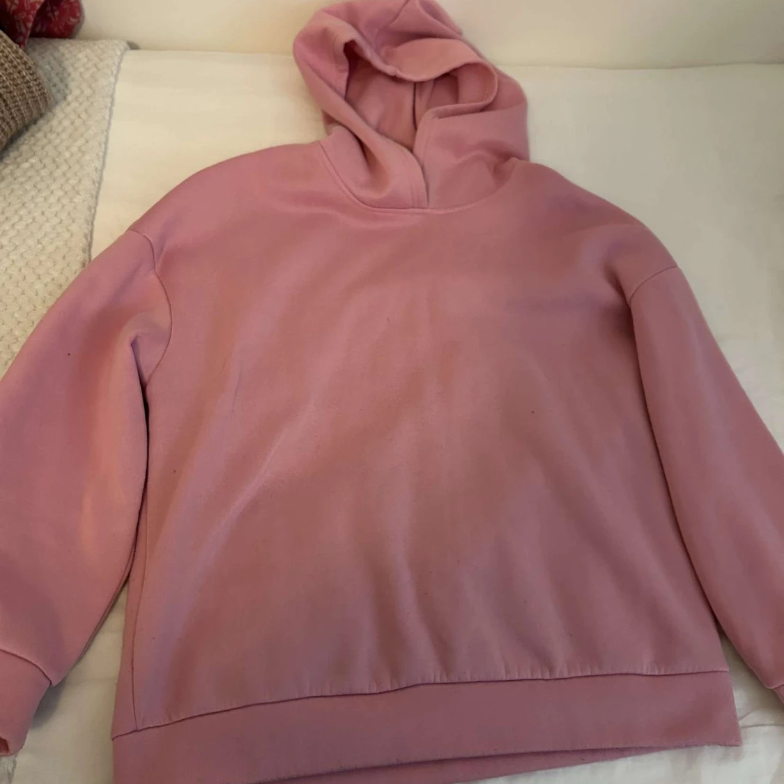 Rosa hoodie med tryck och huva