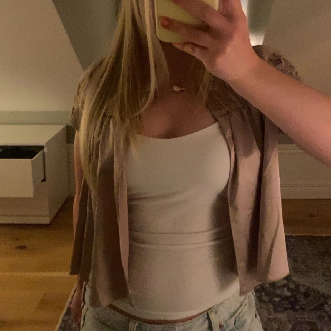 Beige omlottväst med rynkade axlar - 1