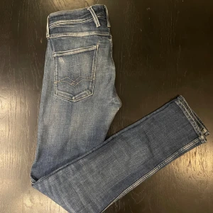 Replay Anbass skinny jeans blå - Säljer ett par Replay Anbass jeans i blå tvätt med snygga slitningar. Skicket är 10/10 då dem enbart är använda ett fåtal gånger. Hör av er vid eventuella frågor.