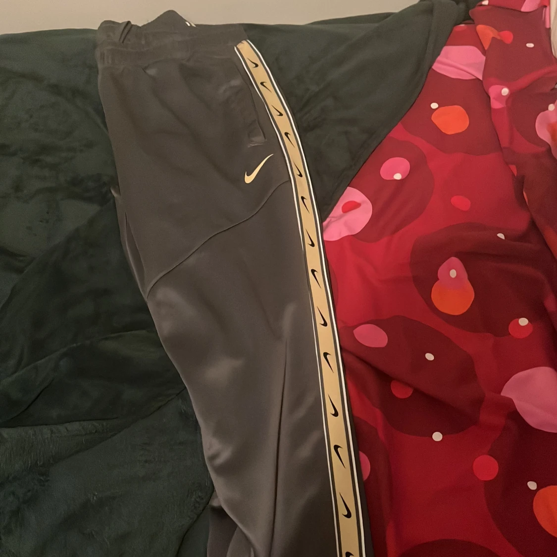 Nike svarta mjukisbyxor med guldiga detaljer - 2