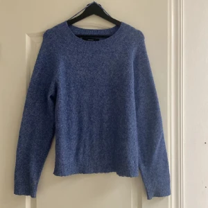 Stickad tröja  - Supersnygg blå stickad tröja från veromoda - perfekt till hösten 🍁 Lite nopprig men inget som stör! Nypris är 300kr. Hör av dig om du har några funderingar 💌